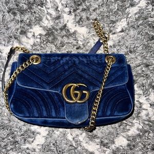 GG Marmont Medium Shoulder Bag